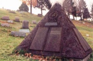 Grafmonument C.T. Russel, piramide met lauwerkrans, kroon en kruis op elke zijde