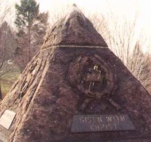 Grafsteen C.T. Russel met rozenkrans, kroon en kruis